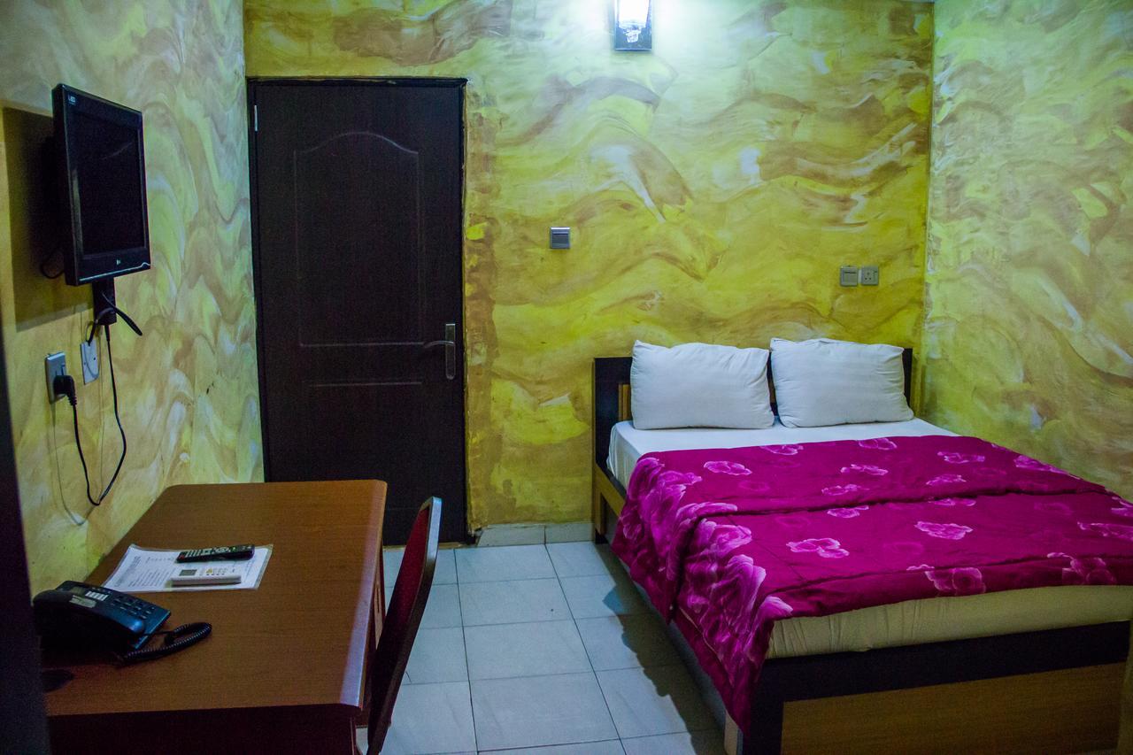 Glasshouse Hotel And Suites Egba Екстер'єр фото